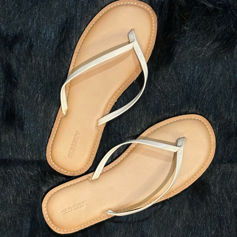 Old Navy Patent leather strap flip flops size 9, like new.